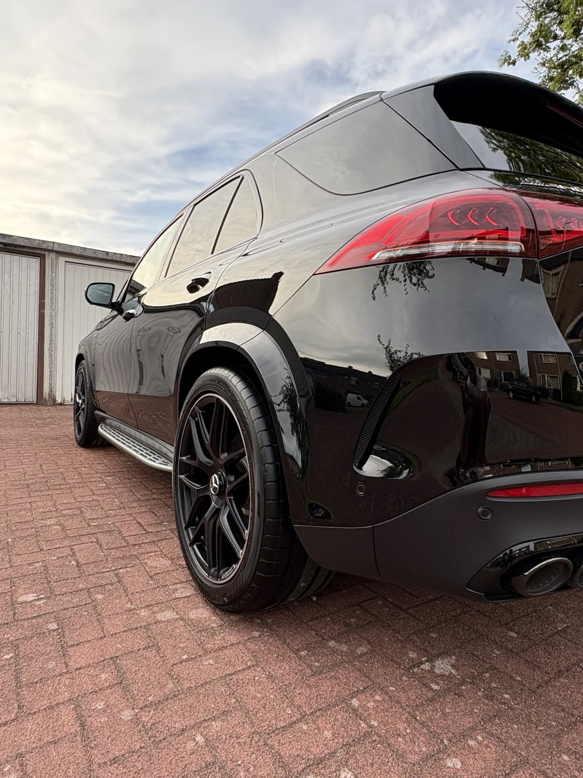 Glanzende zwarte Mercedes na auto detailing in Dordrecht