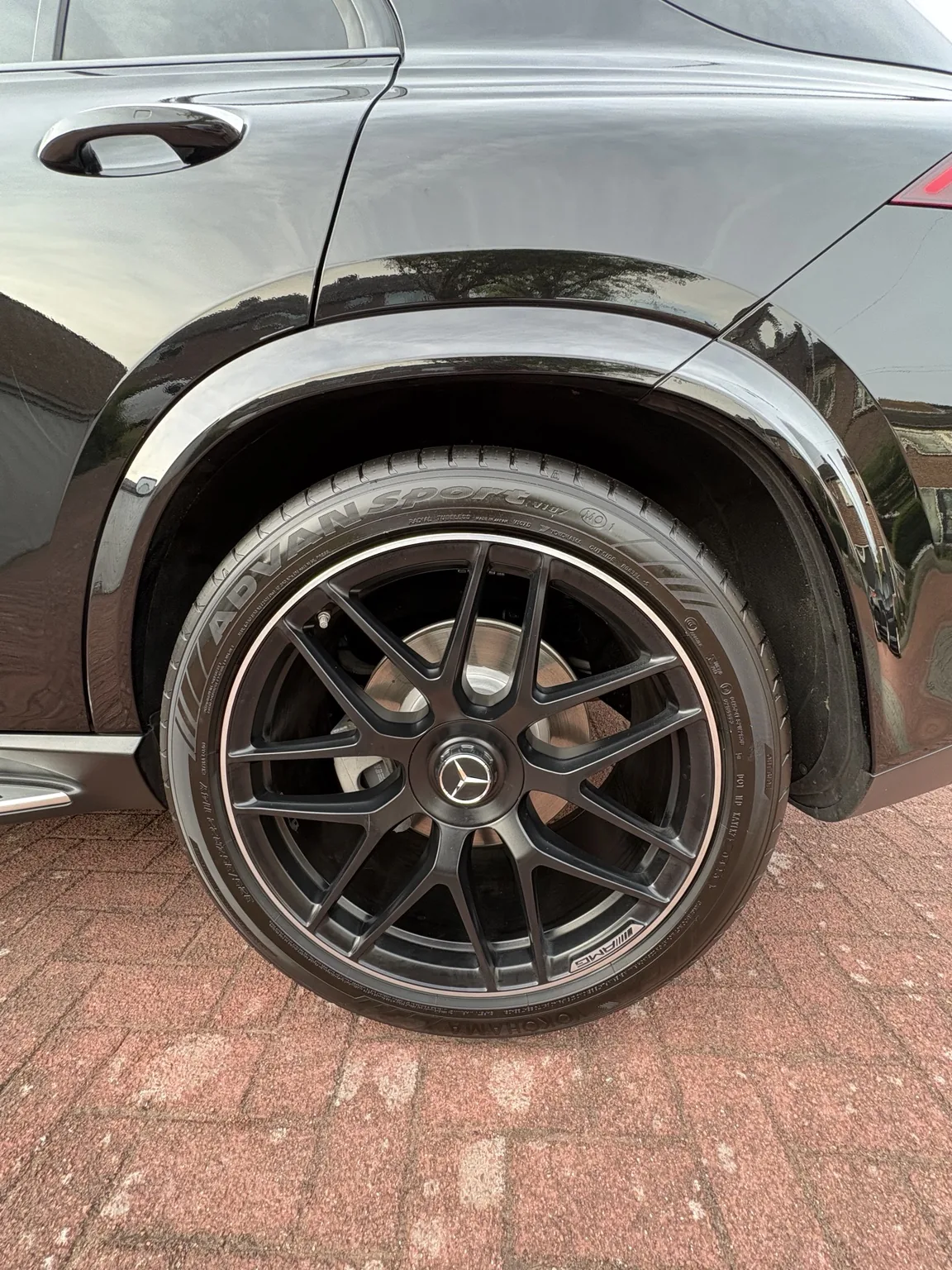 Gereinigde velg en band na detailing